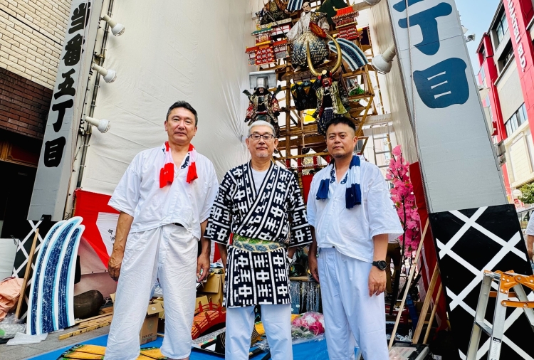 左：総務のさん　中央：総取締のさん　右：庶務の村石俊彦（むらいしとしひこ）さん