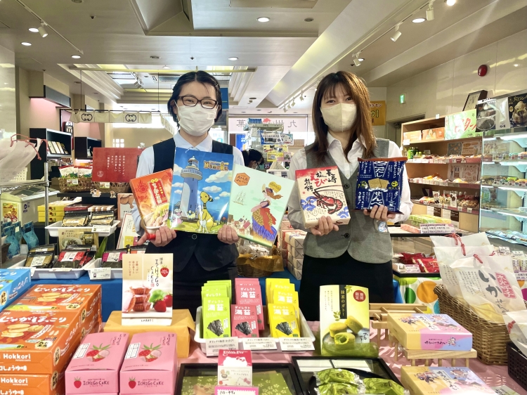 Kanegae-san (izquierda) y Yamaguchi-san (derecha) sosteniendo productos recomendados