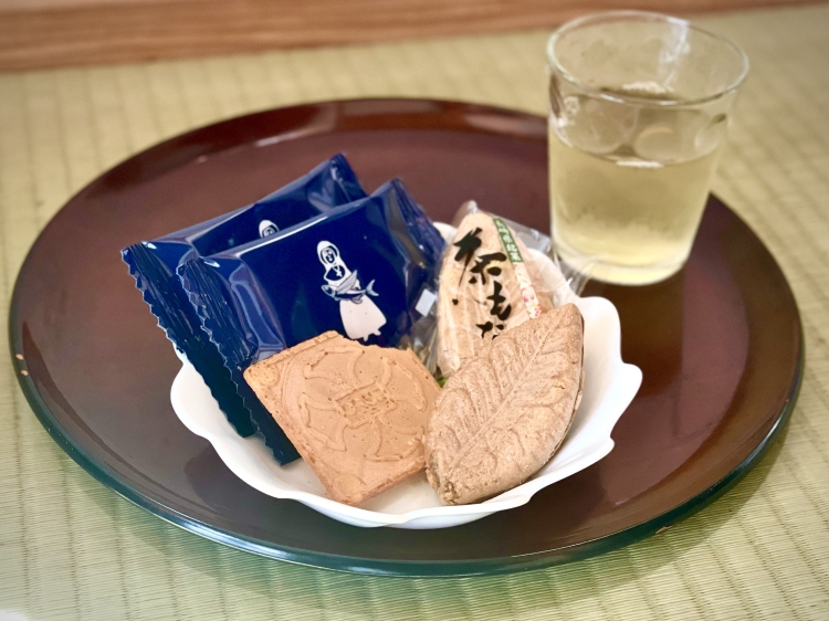 "Ago Dashi Cruz" (foto izquierda) y "Cha Monaka" (foto derecha), un plato presentado a la Casa Imperial, elaborado con té de Sechibaru-cho, ciudad de Sasebo.