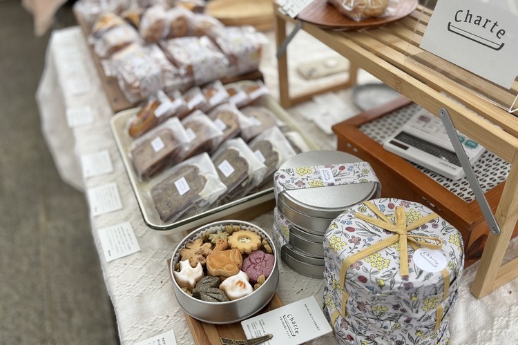 食品や衣料品の作家さんも多く出展している