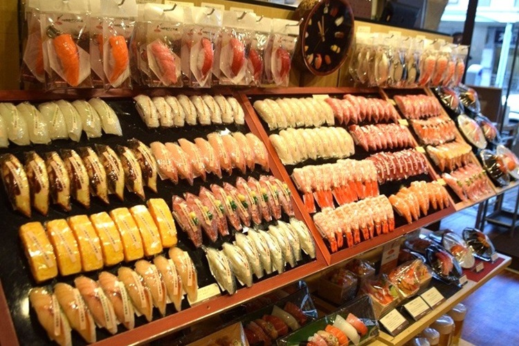 El souvenir más popular es el imán de nigiri sushi realista.