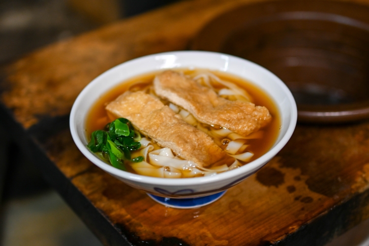 Fideos kishimen caseros de menos de 1 mm de grosor, elaborados para complementar el caldo dashi de Kioto.