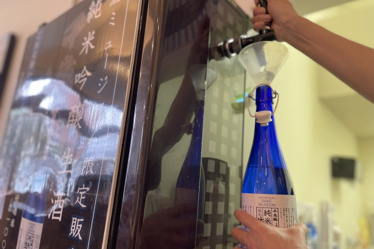 Sake "Junmai Ginjo Nama" embotellado directamente en la tienda