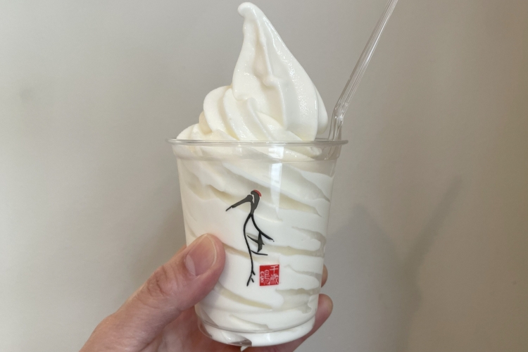 Helado suave con posos de sake, apto para conductores y niños.