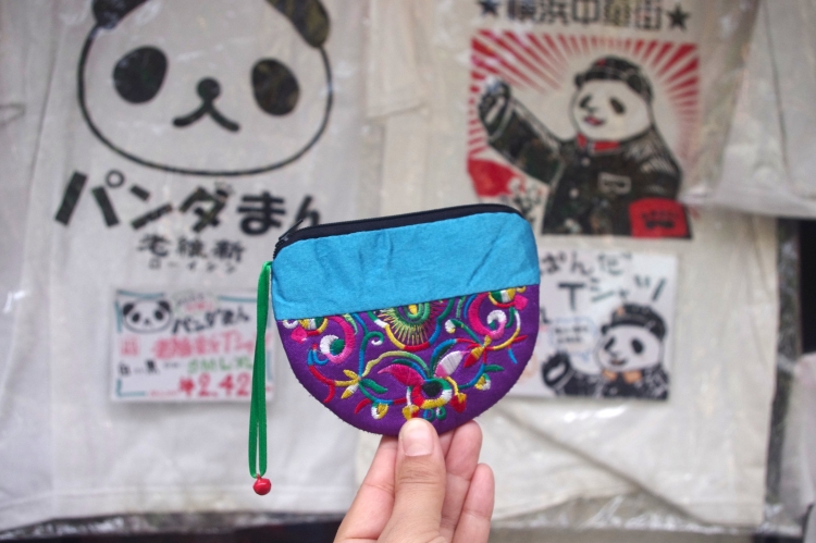 Bolsa de satén con bordado étnico