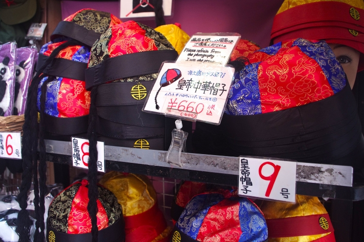 Los carteles escritos a mano son una excelente manera de crear un ambiente divertido.