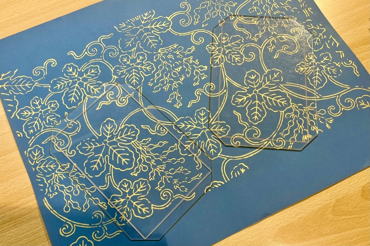 Recortando la tapa del goshuincho para que encaje en el marco