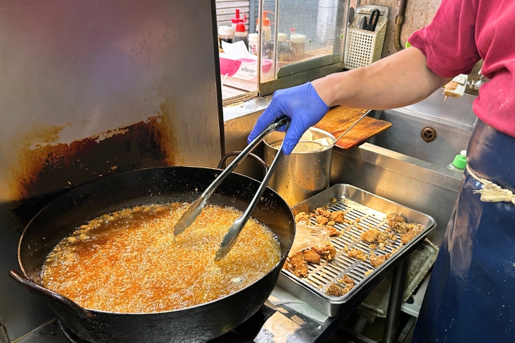 Los alimentos preparados populares se fríen frescos en la tienda.