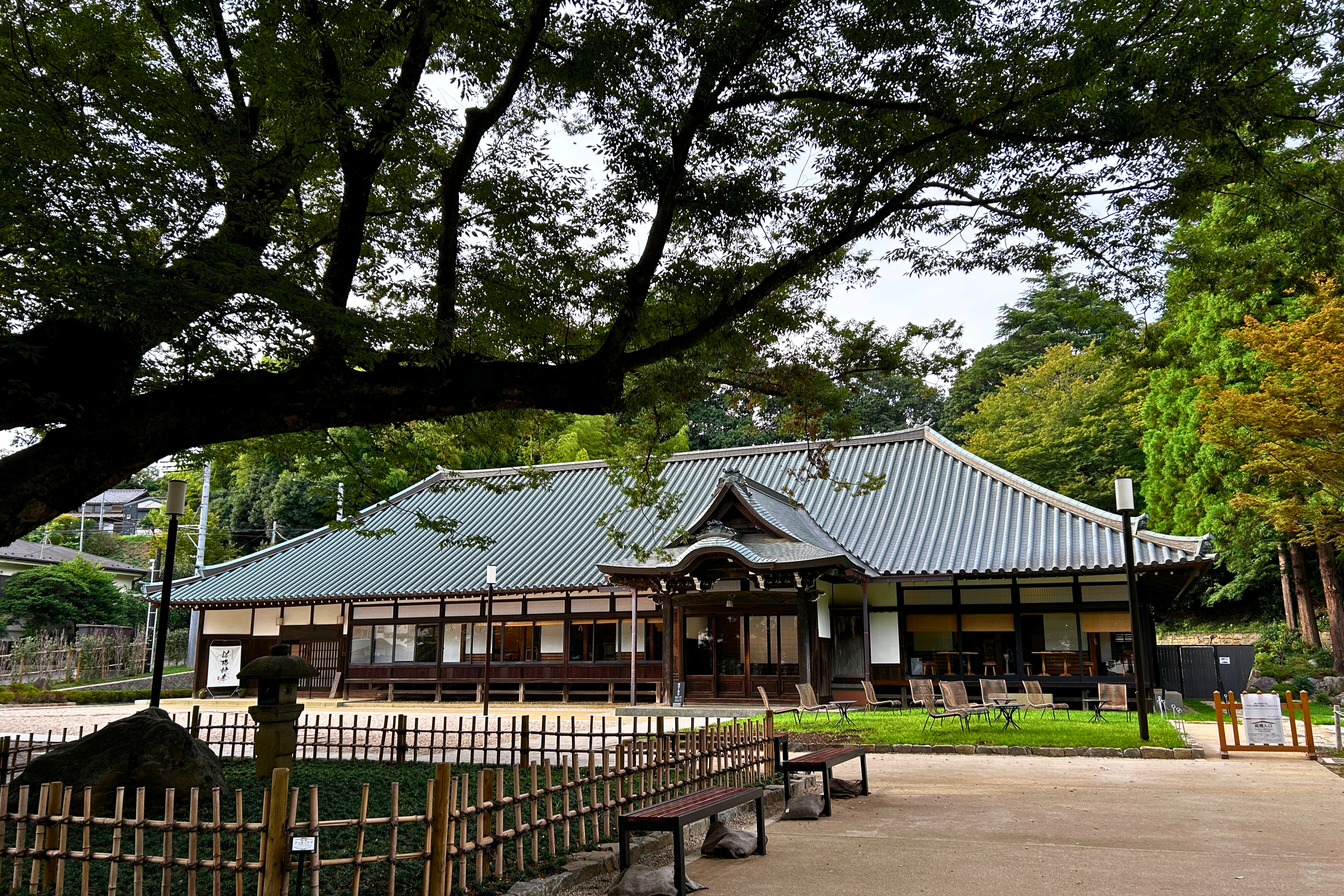 Disfrute de un momento especial en un jardín japonés que refleja el cambio de estaciones y calma su alma con sabores de temporada.