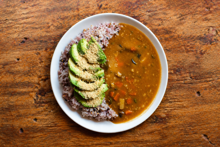 Una ciudad donde todos pueden disfrutar de la comida. Cocina vegana elaborada con esmero que nutre tanto la mente como el cuerpo.