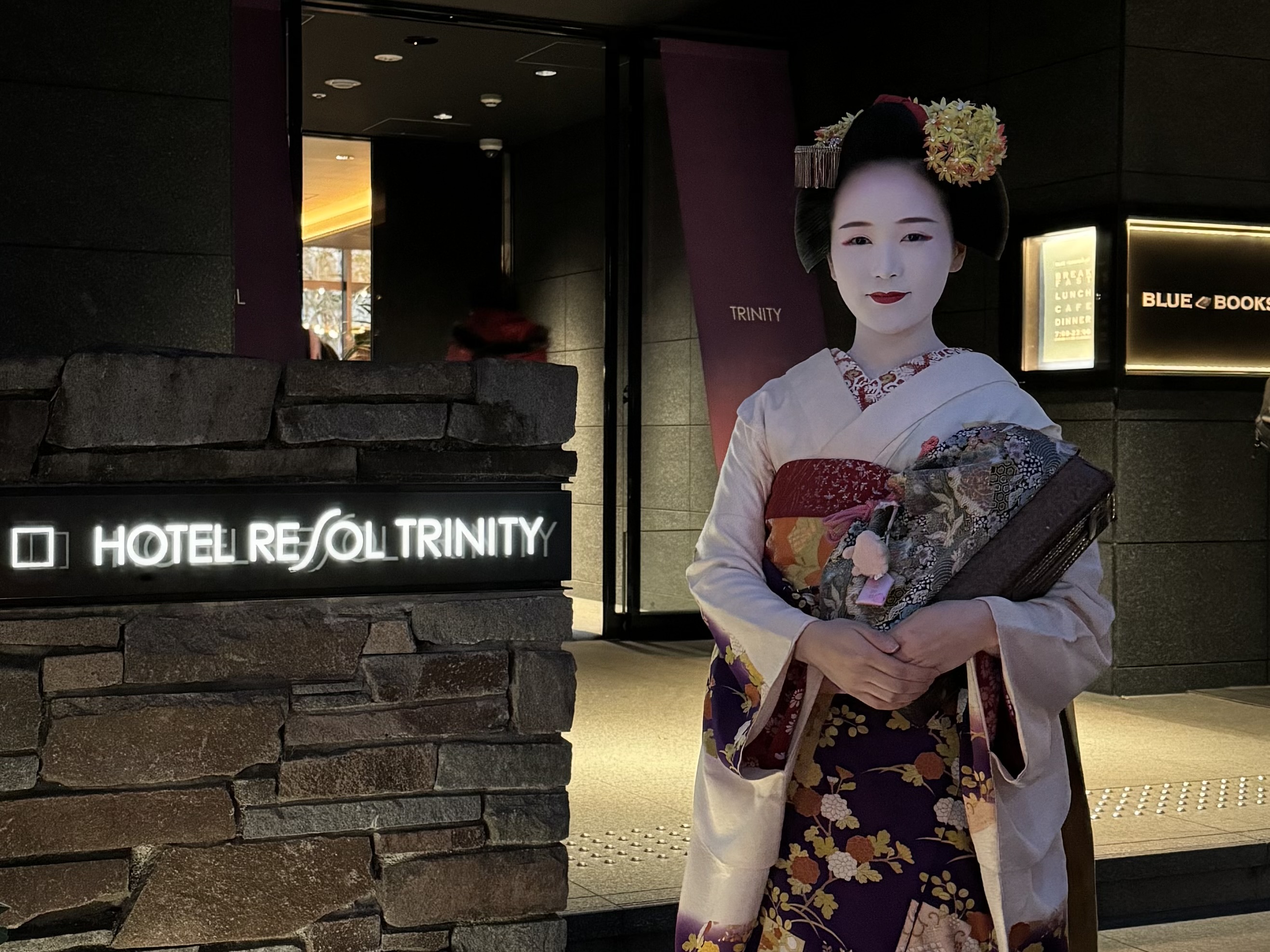 [Limitado a huéspedes del hotel] Un momento especial para disfrutar del baile de una maiko