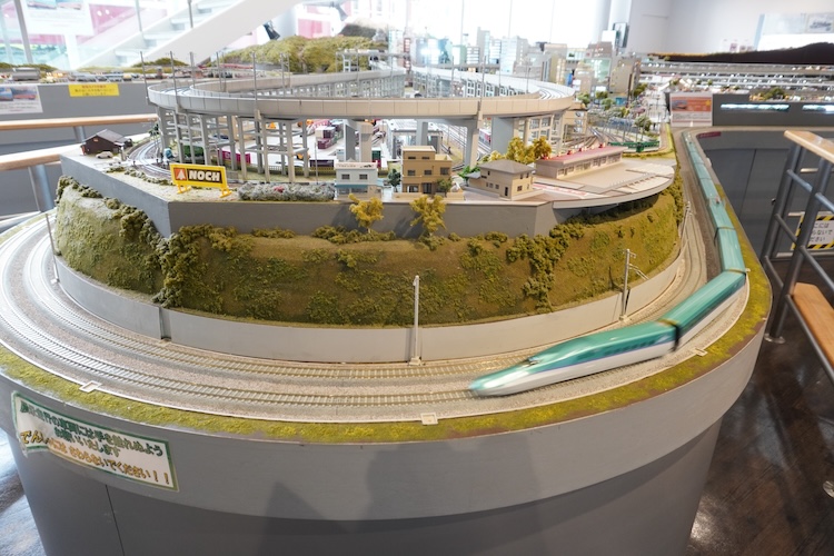 "Hobby Center Kato Tokyo" ofrece una manera sencilla de experimentar la diversión y el atractivo de los trenes en miniatura.