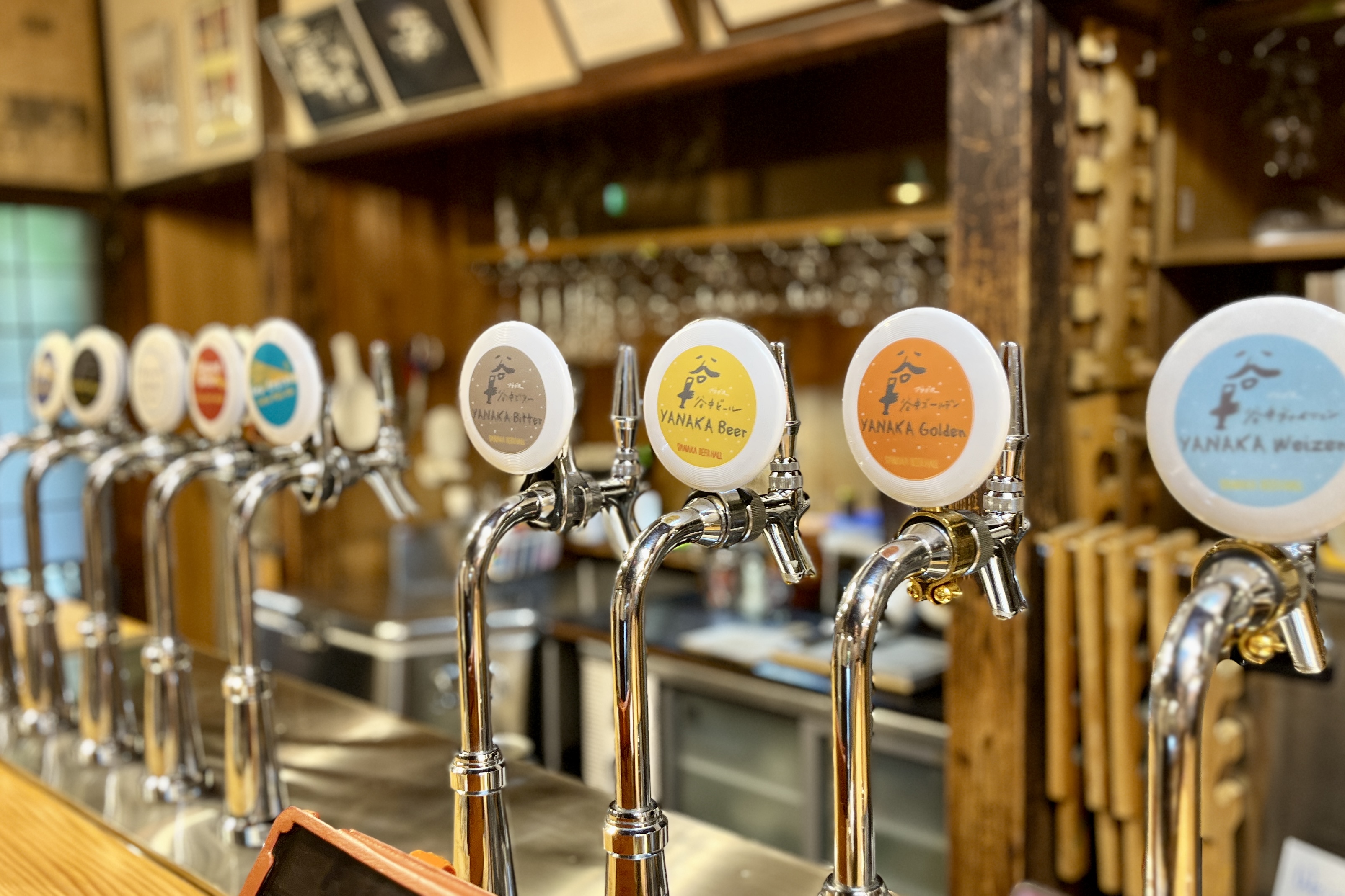 Disfrute de la cerveza artesanal exclusiva de Yanaka en una casa tradicional que conserva la atmósfera de la era Showa.