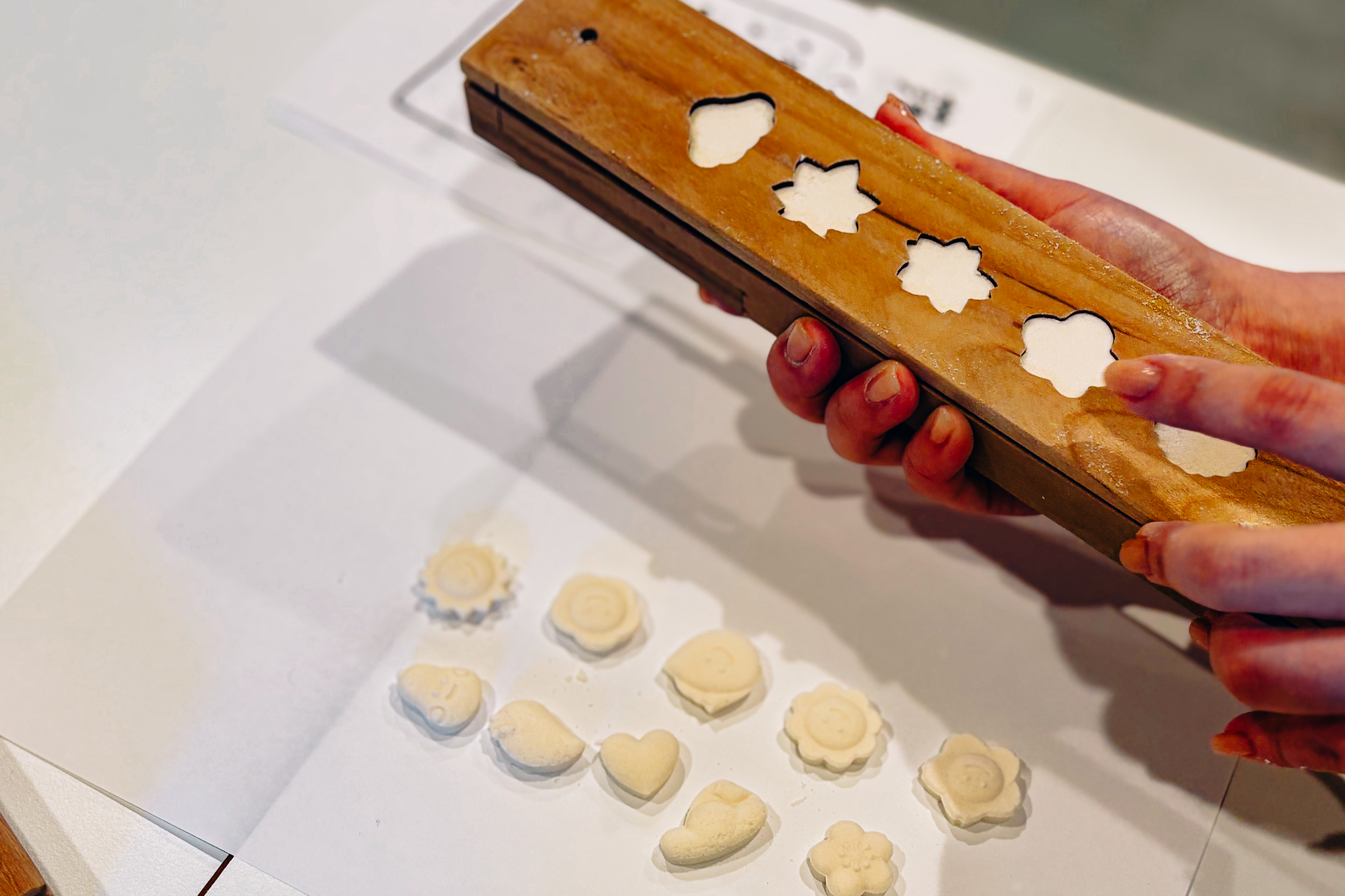 Vive la experiencia de elaborar rakugan (un tipo de dulce japonés) en "UCHU wagashi", una tienda que crea dulces japoneses "modernos".
