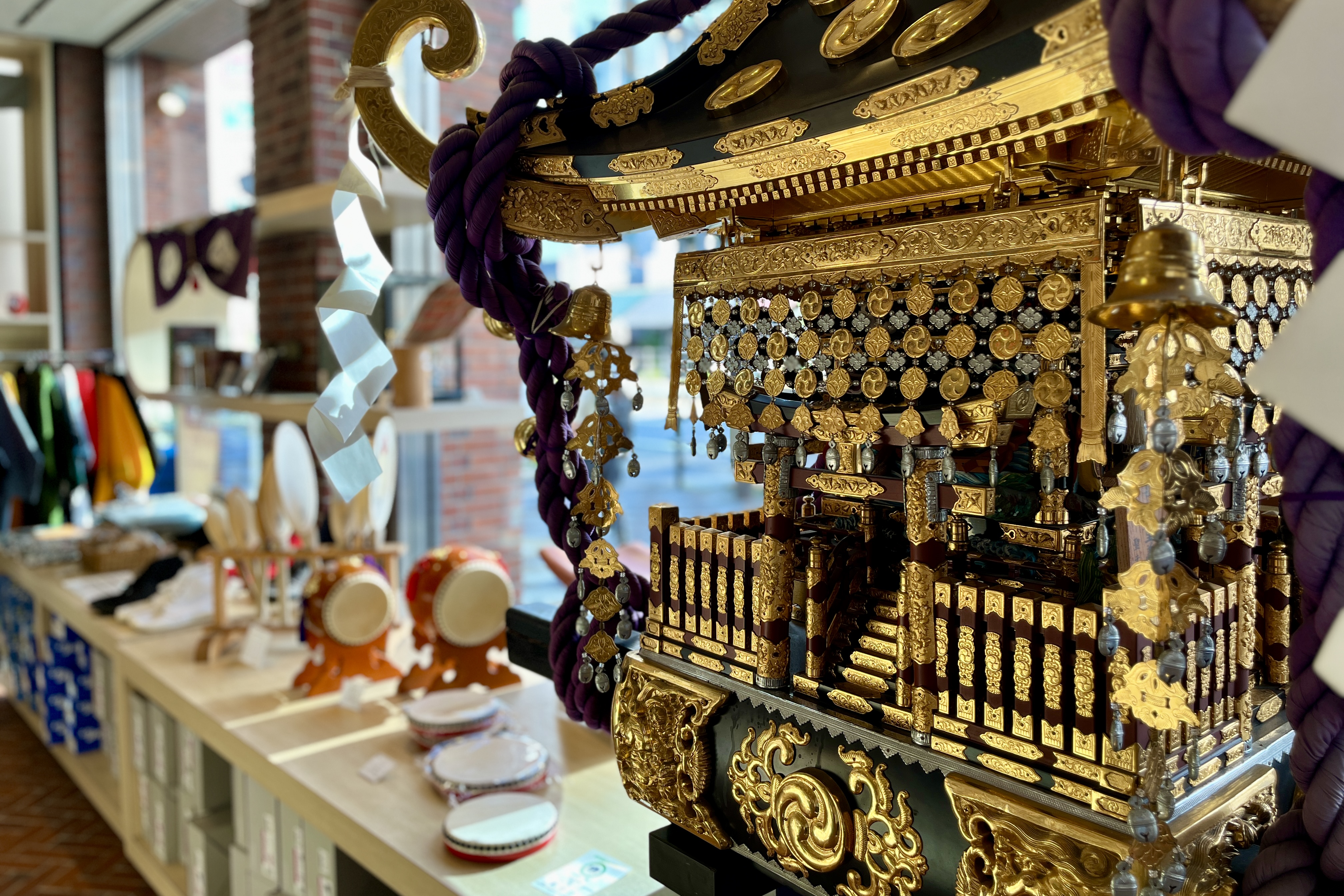 Una tienda tradicional especializada en altares y tambores portátiles, donde puedes visitarnos cuando quieras. Te acercamos la artesanía y la elegancia tradicionales.