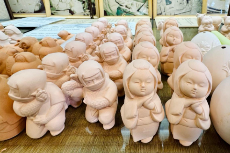 Experimente la pintura de muñecas de cerámica sin esmaltar en el "Museo de Muñecas de Hakata Shogetsudo".