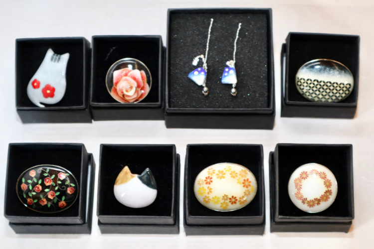 "Ota Cloisonné" transmite el brillo creado por el hilo de plata y el esmalte exclusivos del esmalte cloisonné.
