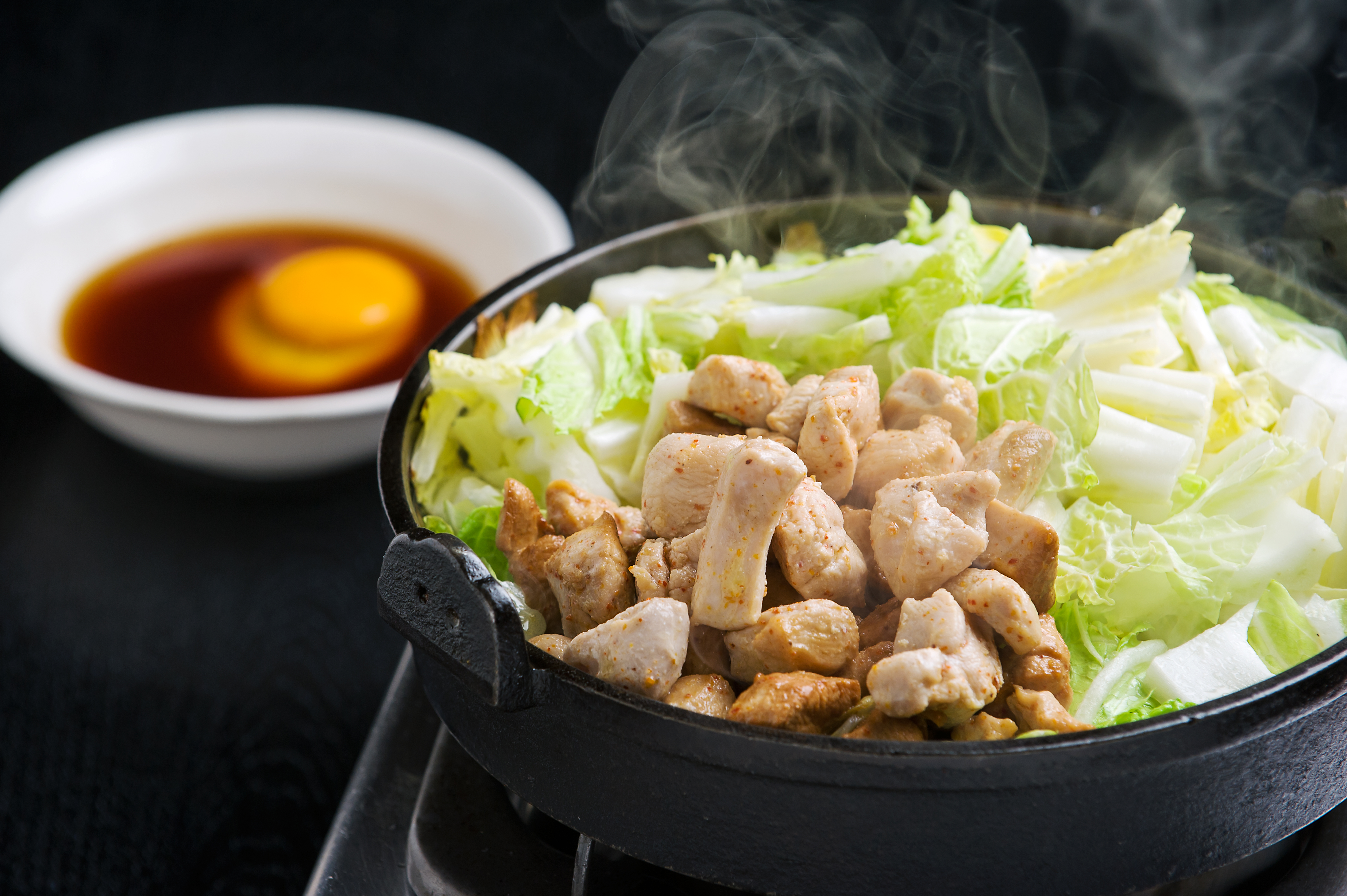 Visitando la gastronomía tradicional de la prefectura de Ishikawa: Pollo con col china en "Saburobei".
