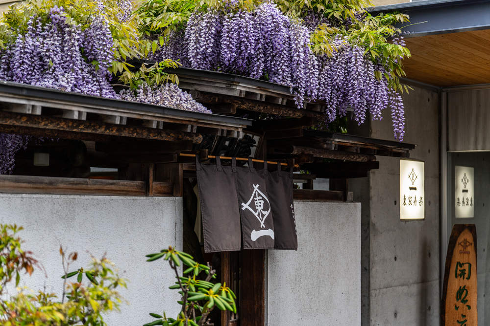 Higashiya Juraku, un restaurante de soba de larga tradición que ha ido de la mano de Maruyama, continúa transmitiendo sus sabores y la gestión del restaurante de padres a hijos.