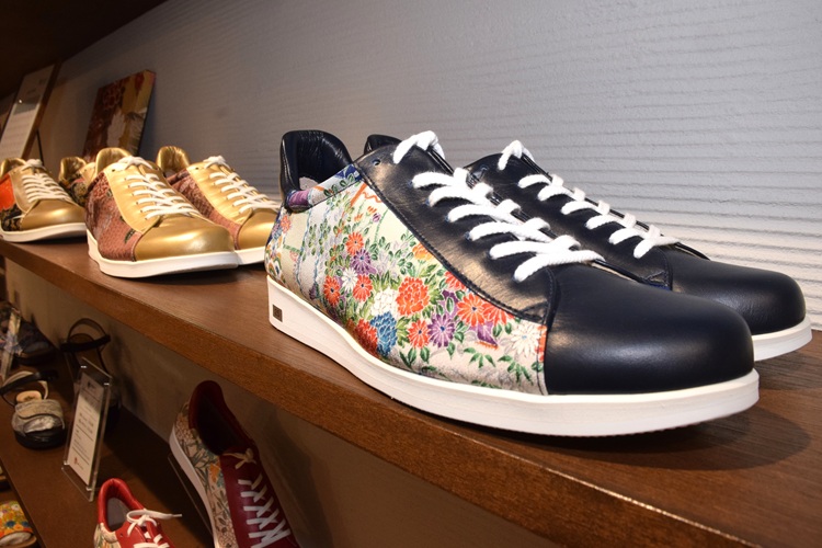 La impresión cambia según el patrón del kimono y el color del cuero.