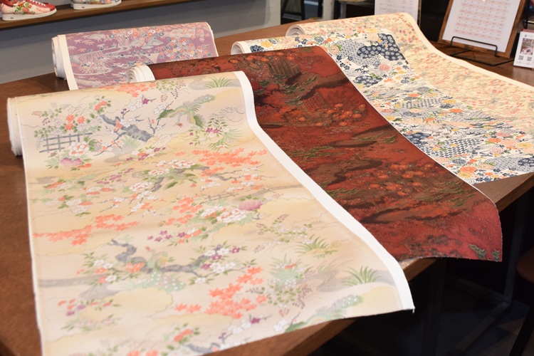 Un kimono que ha recuperado su forma original. Es tan hermoso que cuesta creer que alguna vez fue desechado.