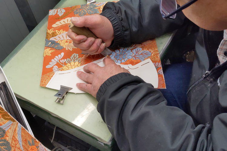 El proceso de corte de kimonos desechados en forma de zapatos.