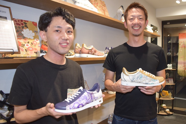 El gerente Ryo Kobayashi (izquierda) y el Sr. Kawamura (derecha)