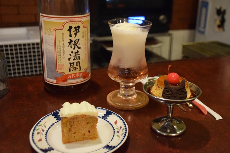 "Refresco de crema para adultos" (centro) con su adorable color rosa translúcido