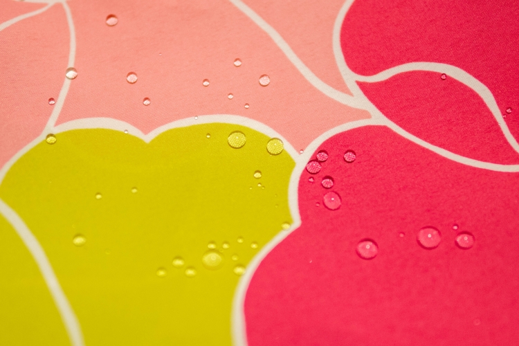 Un paño de envoltura repelente al agua que no se empapa en agua.