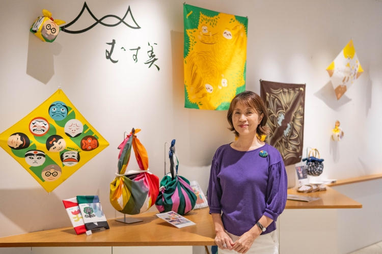 Etsuko Yamada, miembro de la familia fundadora, está a cargo de las relaciones públicas y promueve el atractivo de Musubi todos los días.