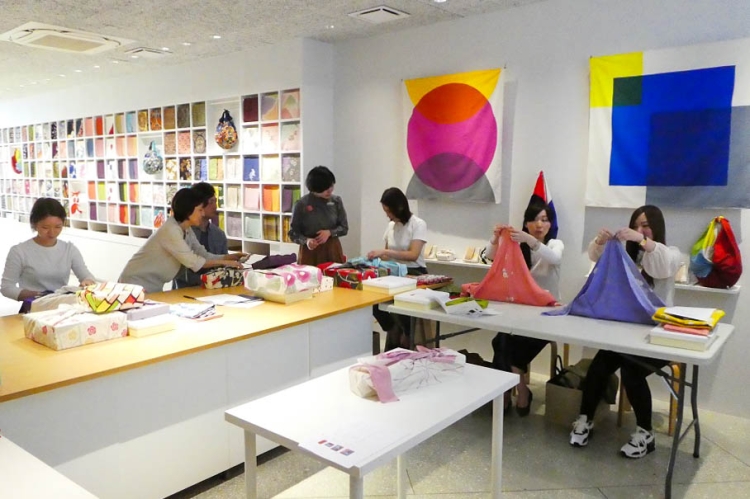 Talleres en tienda donde podrás aprender técnicas básicas de atado.