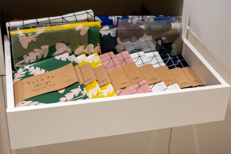 Los productos "Musubi" que están envueltos en bandas de papel tienen instrucciones en la parte posterior sobre cómo usarlos.