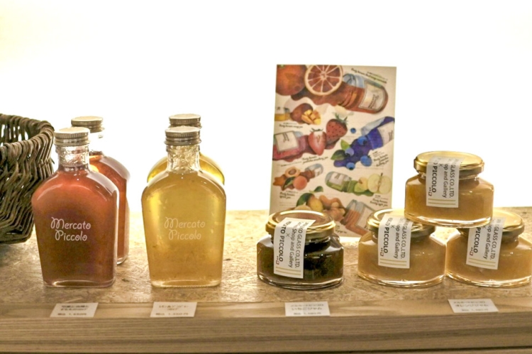 Una botella utilizada para envasar jugo o mermelada.