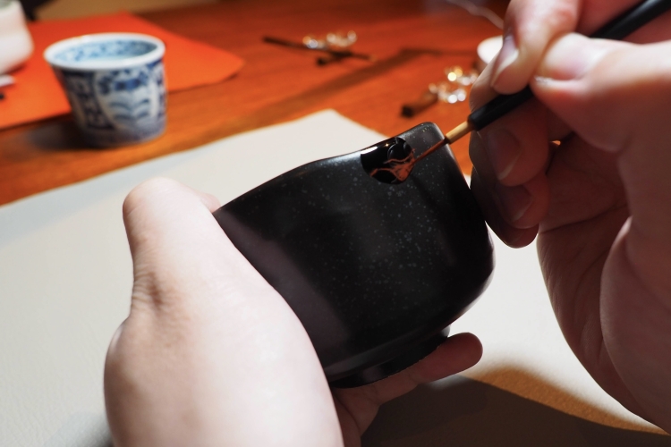 Dibuja un patrón original usando laca roja.