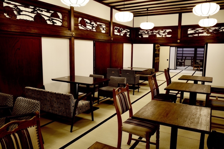 El interior está bellamente decorado con muebles refinados y una sensación de amplitud.