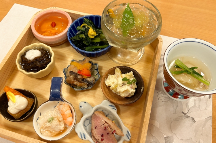 Hassun (aperitivos) con pequeños platos de temporada como "ensalada de verduras de temporada"