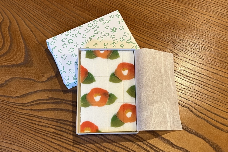 "Oshimono" (artículo prensado) con el diseño de febrero, "Camelia"