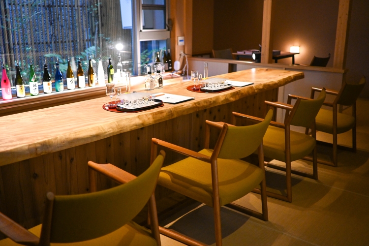 Un espacio privado para un pequeño grupo de personas, una antigua casa tradicional japonesa reformada.