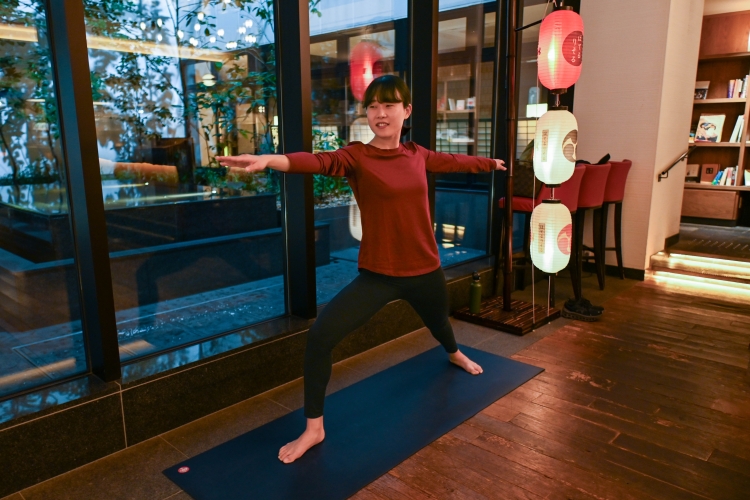 Naoko es una instructora que suele dar clases de yoga por la mañana en un estudio llamado "Terrace Yoga".