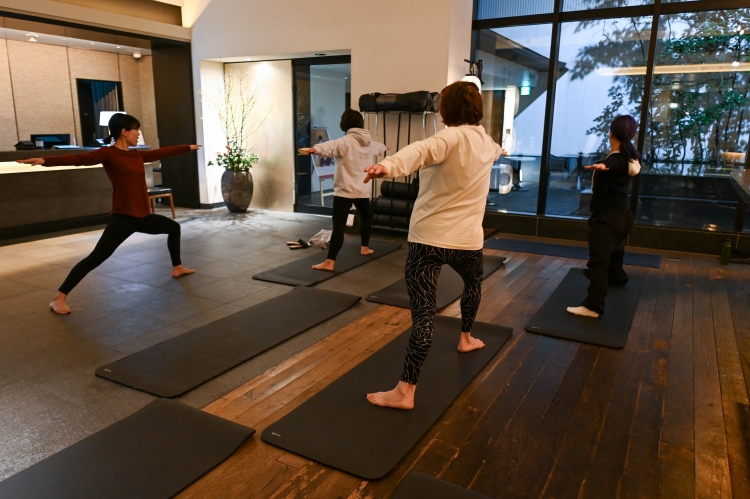 La atención se centra en movimientos lentos que despiertan el cuerpo, por lo que incluso los principiantes pueden participar sin dificultad.