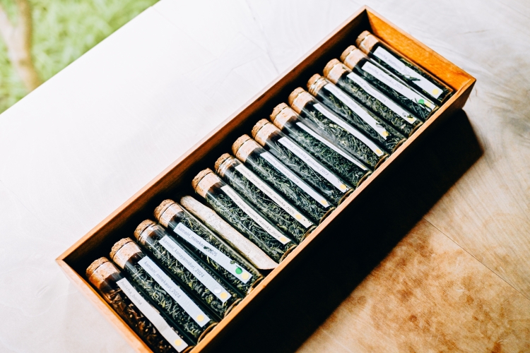 Elija entre más de una docena de tipos de hojas de té, incluidos "Asatsuyu" y "Yabukita".