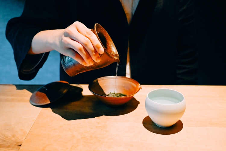El maestro del té prepara el té justo delante de ti.