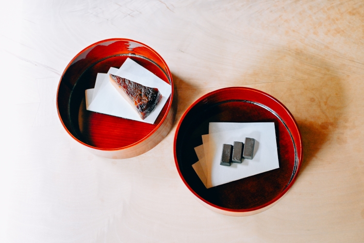 Tarta Tatin vegana (izquierda) y cacao orgánico (derecha)