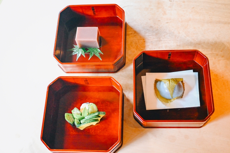 En el sentido de las agujas del reloj desde arriba a la izquierda: dos dulces matutinos de temporada elaborados por artesanos de Kioto y encurtidos sin aditivos elaborados con verduras de Kioto.