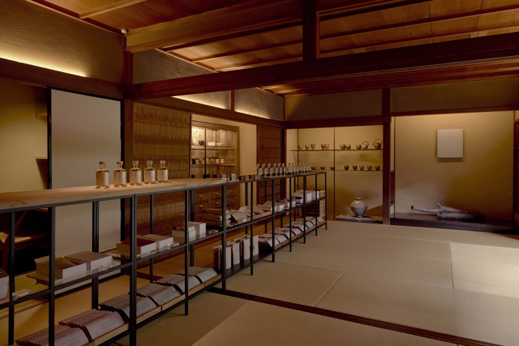 En la tienda se pueden adquirir utensilios para preparar té, como teteras y teteras yuzamashi. Fotografía de Yusuke Nishibe.