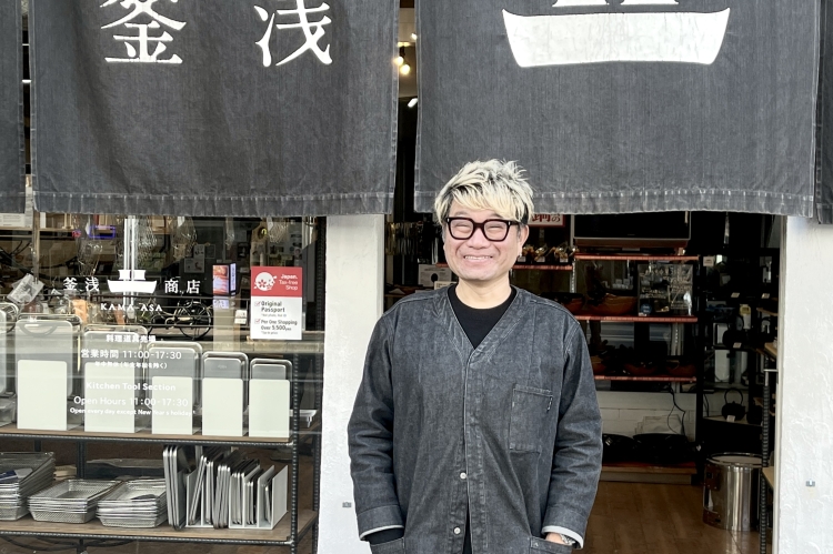 Kumazawa, propietario de cuarta generación de "Kamaasa Shoten", está impulsando reformas para la próxima generación al tiempo que preserva la reputación de este negocio de larga tradición.