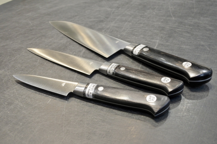 Un cuchillo de cocina original de "Kamaasa Shoten". Su diseño está meticulosamente elaborado, prestando atención a cada detalle, incluida la forma del mango.