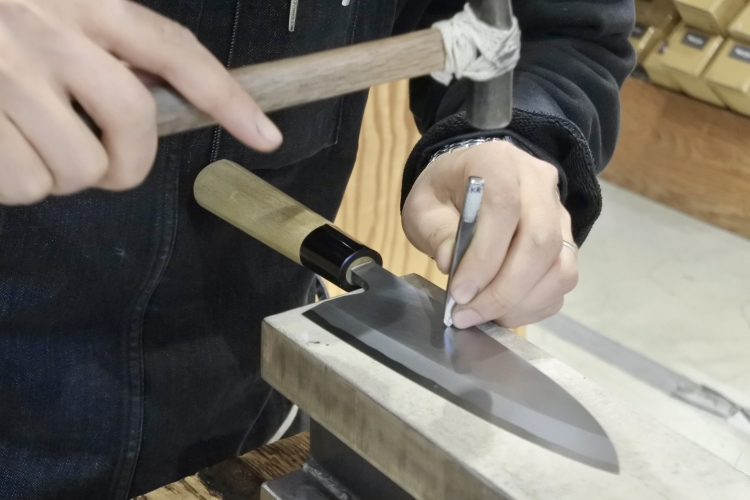 Muchos clientes, especialmente los extranjeros, solicitan que sus nombres se graben en los cuchillos.