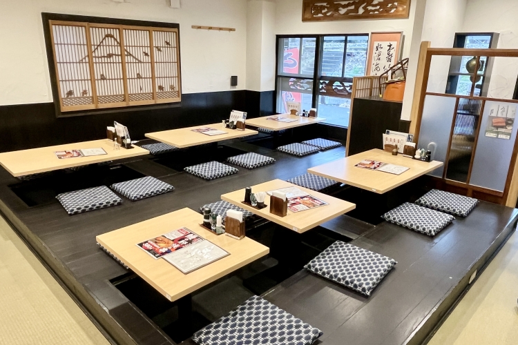 Un interior tranquilo que incorpora la estética japonesa. Un lugar donde personas de todas las generaciones pueden pasar el tiempo a su antojo.