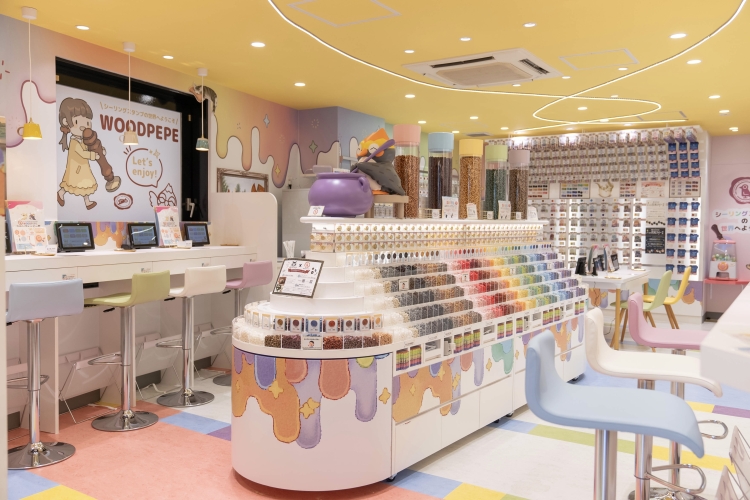 Un gran estante diseñado para parecerse a un barco almacena más de 60 tipos de cera para sellar.